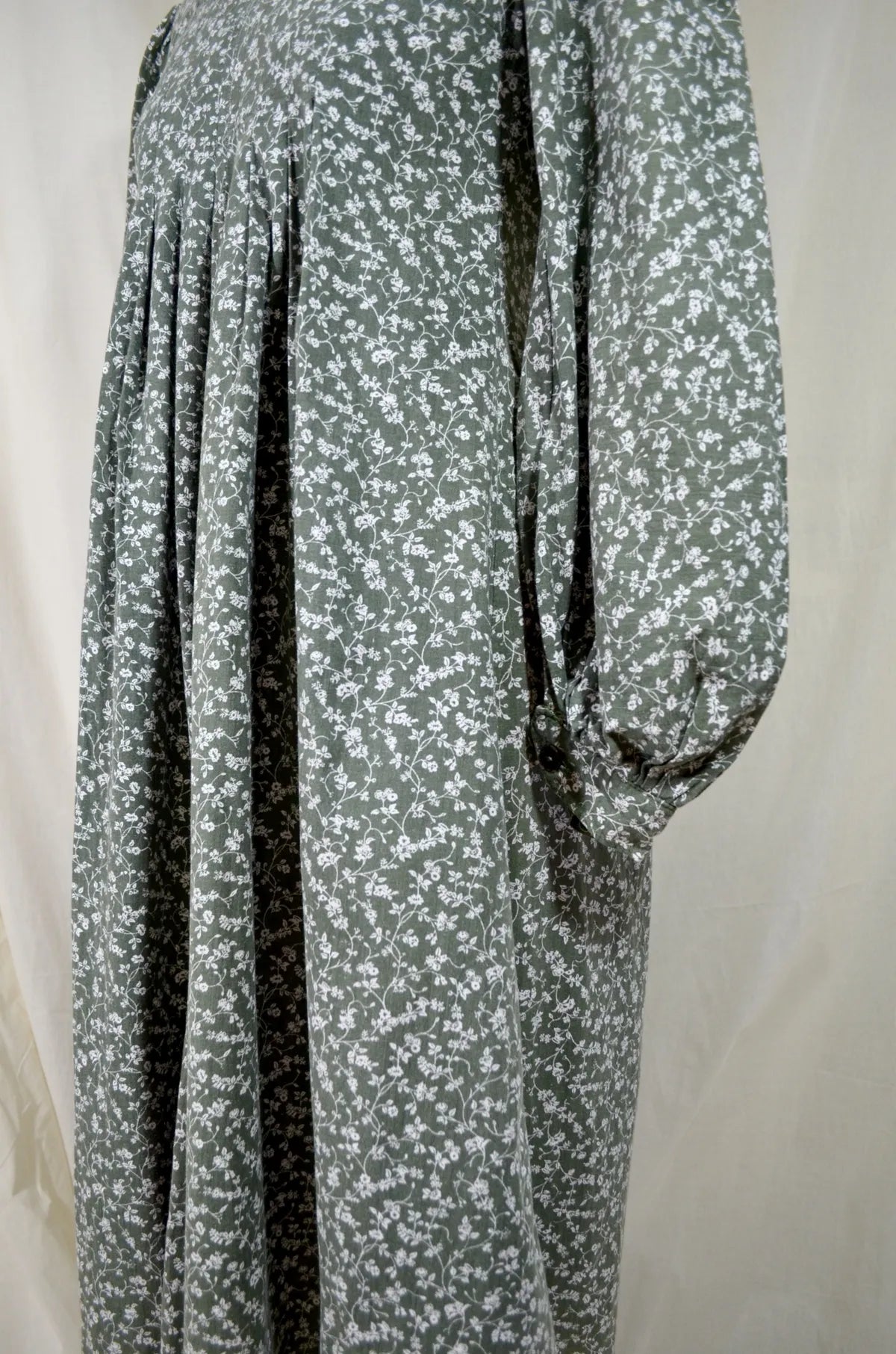 Green Floral-patterned dress with a plain background